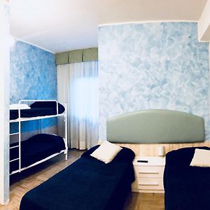 Familien-Zimmer mit zwei Einzelbetten